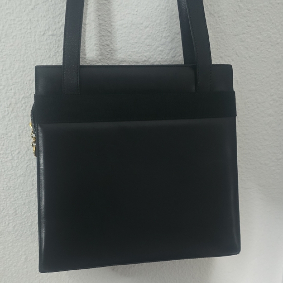 Salvatore Ferragamo Elegant Vera Bow Black & Gold Shoulder Bag (EUC)(COA)✨️🖤✨️ - Picture 14 of 16